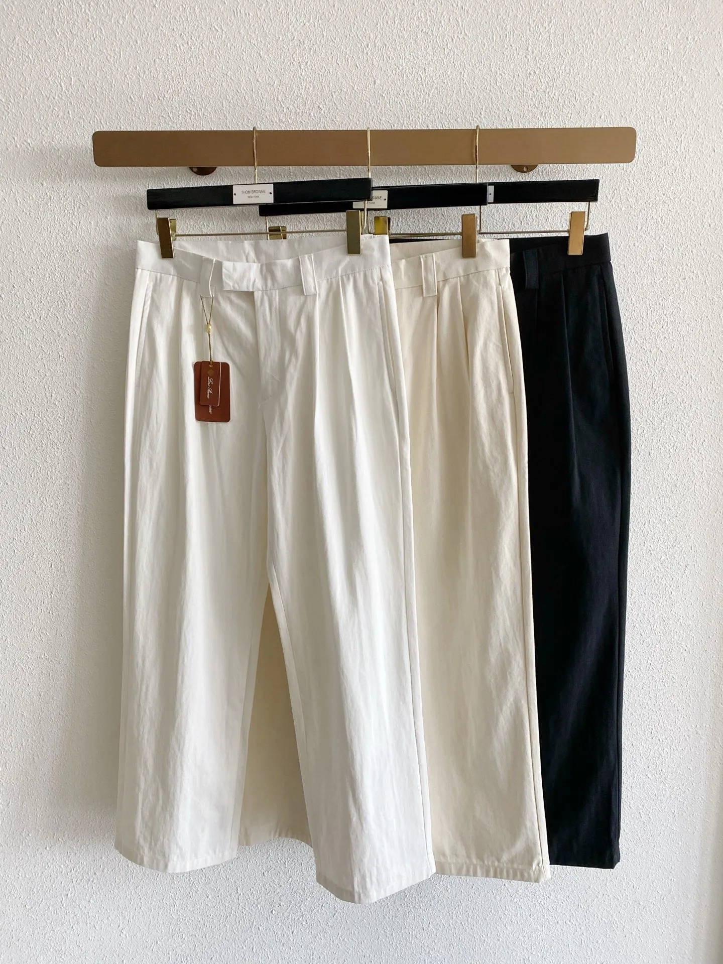 Loro Piana selects cotton and linen fabrics with soft and breathable texture, excellent drape, and the upper body is comfortable and not sweaty. Wide-leg straight fit, pleated design to enhance the lines, and the pants are loose and neat. Simple and light luxury style, available in three colors, suitable for both commuting and leisure, easily creating a relaxed and high-end look for men. Sizes:M-4XL